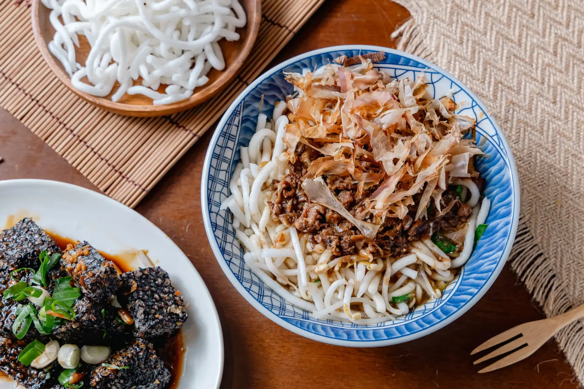 榕樹下米苔目套餐菜色背景圖